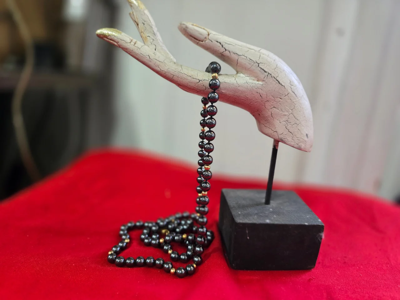 שרשרת המכילה אבנים טבעיות שחורות וחרוזי זהב קטנים