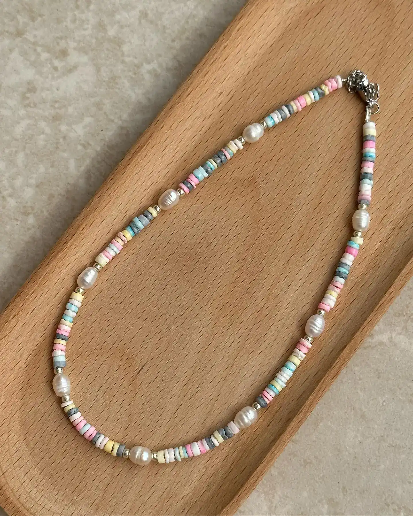  שרשרת מצדפים ופנינים באורך 40 סמ