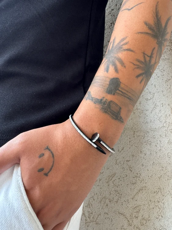 צמיד מסמר שחור משובץ אבני זרקון מנצנצות.