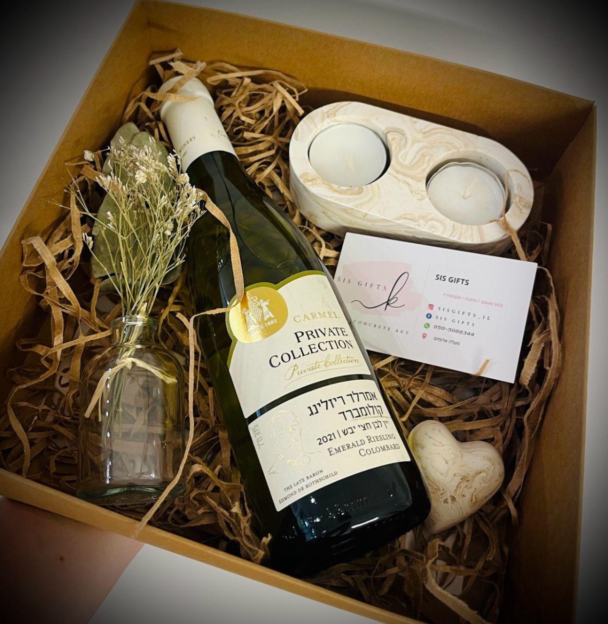 מארז חג המשלב יין פמוטים ואקססוריז