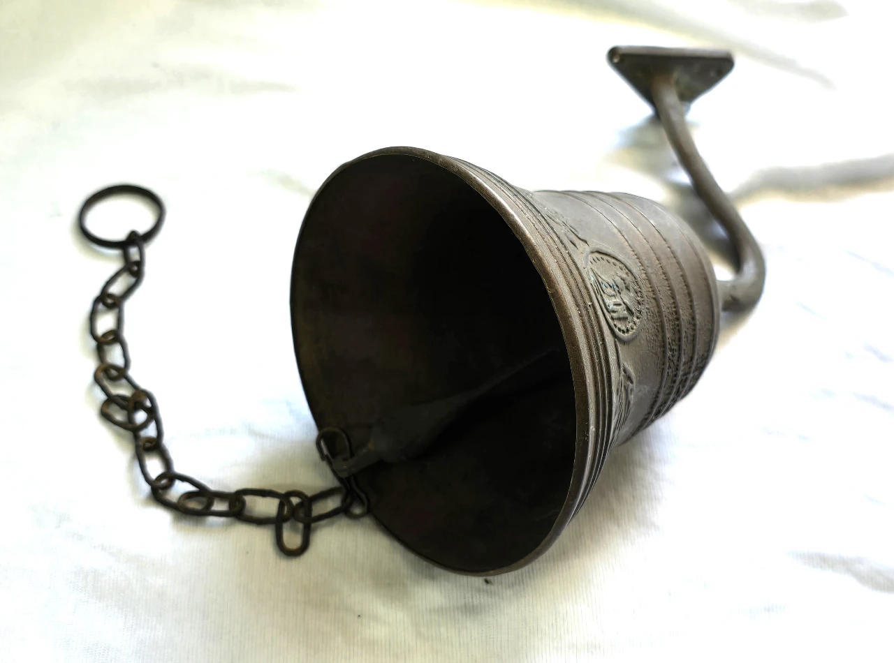 פעמון ישן לדלת בחוץ ממתכת יצוקה גובה 12 ס'מ