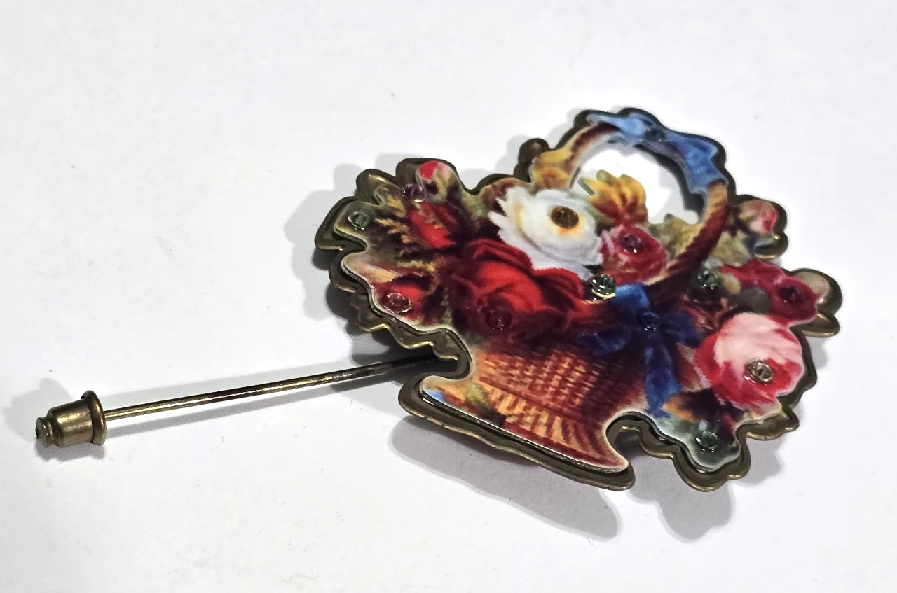 סיכה לבגד של מיכל נגרין אבני סברובסקי צבעים מרהיבים