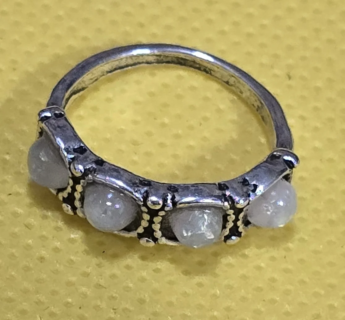 טבעת כסף משובצת באבן אופל.מידה 5