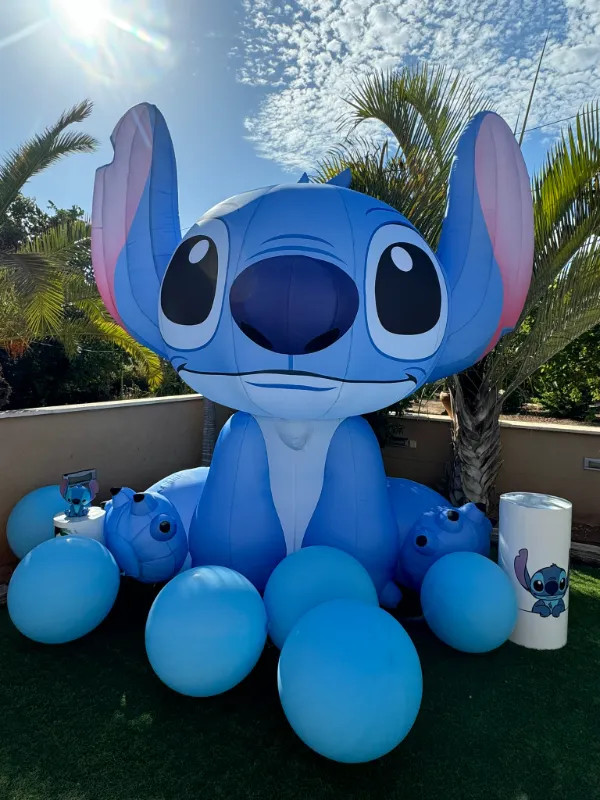 מייצג תפאורה מתנפח לילדים בסגנון סטיץ׳