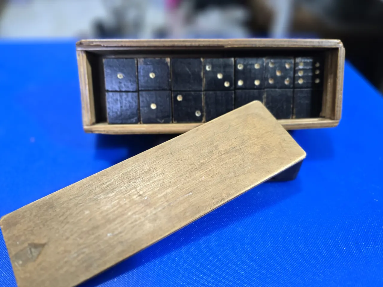 קופסת עץ עם אבני דומינו ישנה מאד שנות ה.60 הקופסה מעץ והאבנים גם מעץ צבע שחור לאספנים