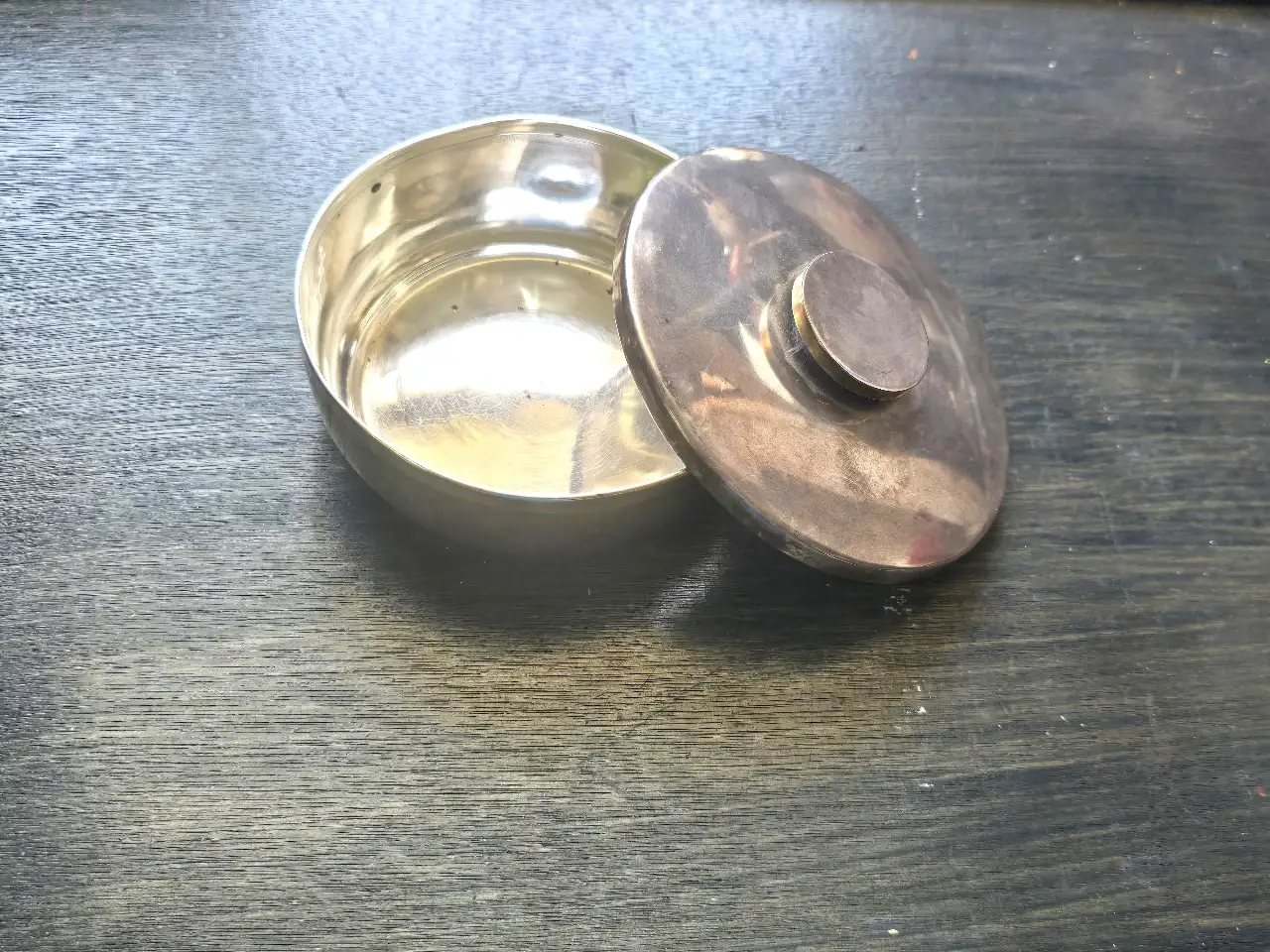 ***נדיר! ברנרד פרידלנדר -קופסת תכשיטים, תוצרת ברנרד פרידלנדר . תוצרת ישראל שנות 1936-40. פליז מצופה כסף (חתום: ברנרד פרידלנדר , תוצרת א"י ולוגו מכסף). מעוצבת בסגנון ארט דקו.  נושא חריטת בעלים פנימית, "תמר וקסלר רחוב המלך שלמה"  מידות: קוטר 12 ס"מ, גובה 6 ס"מ. מצב שמור וטוב.