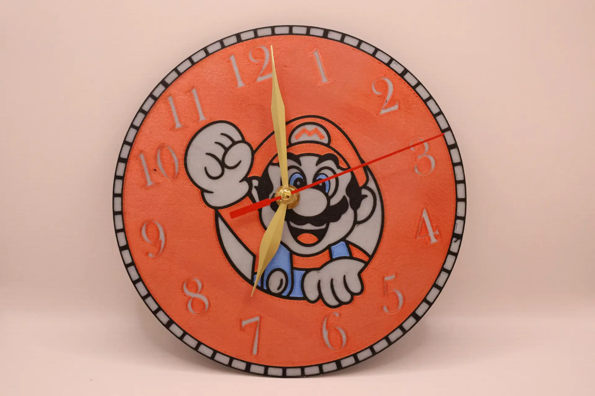 שעון קיר. מריו