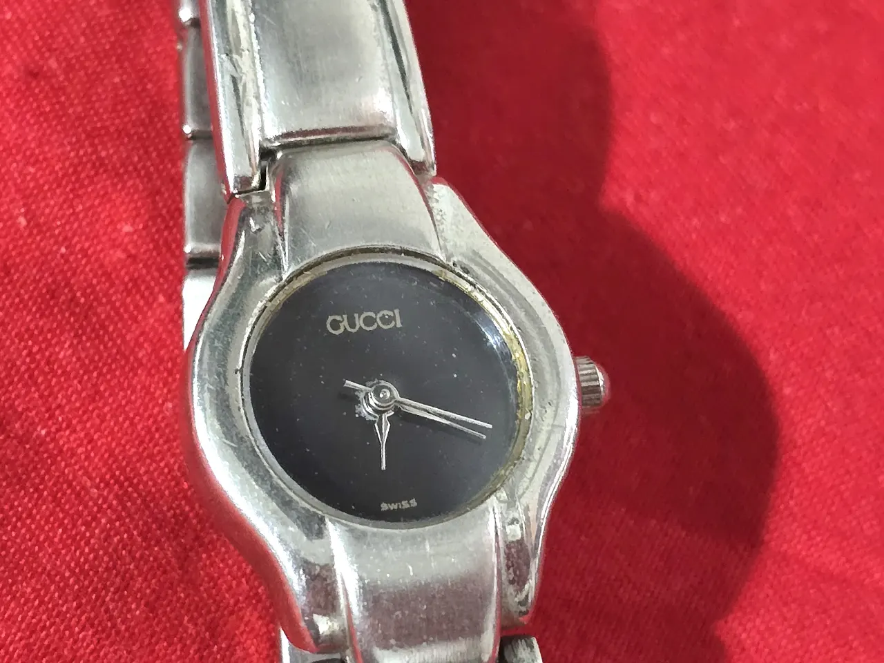 שעון יד לנשים של המותג האיטלקי Gucci דגם וינט'ג שנות ה-90 תחילת 2000 השעון במצב עבודה סוללה חדשה