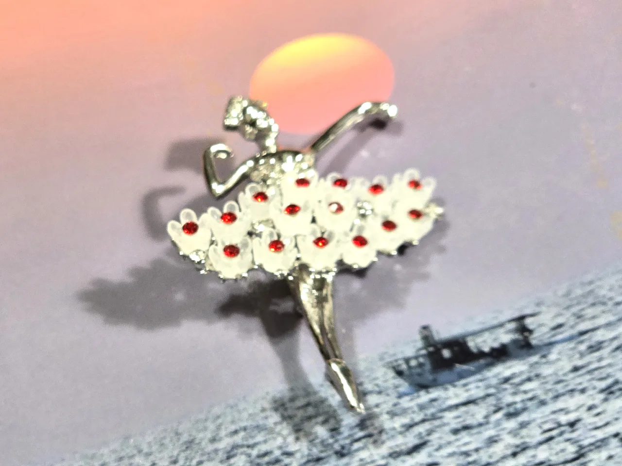 Brooch סיכה יפהפיה בצורת בלרינה אלגנטית, עם חצאית פרחים Tutu (טוטו), משובצת באבני קריסטל ומוכספת במלואה.