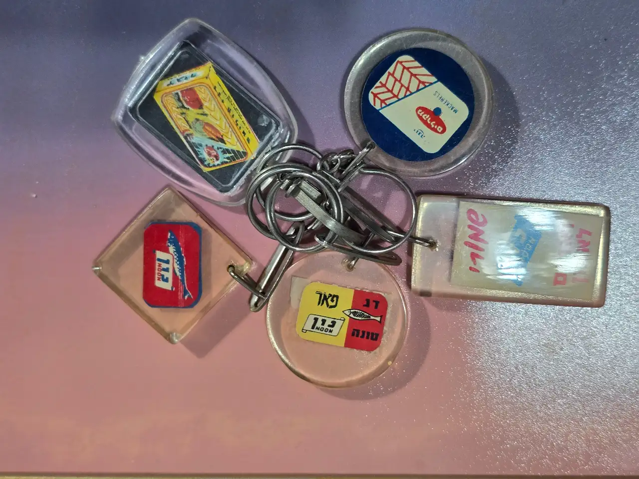 לוט 5 מחזיקי מפתחות של חברות בתחום קופסאות שימורים: נון, יונה ועוד, שנות השישים