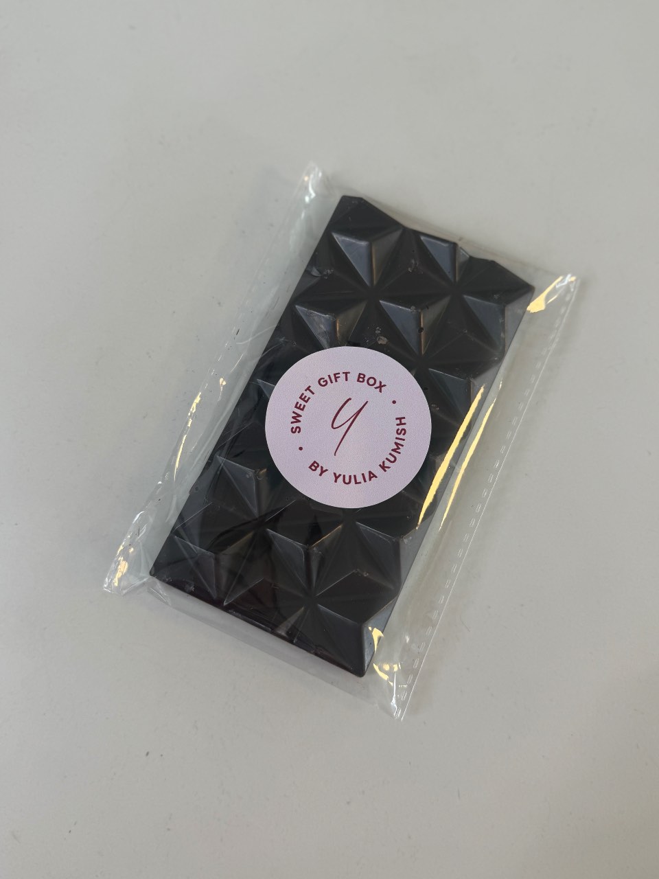 טבלת שוקולד מריר עם קראנץ׳ פירות יער