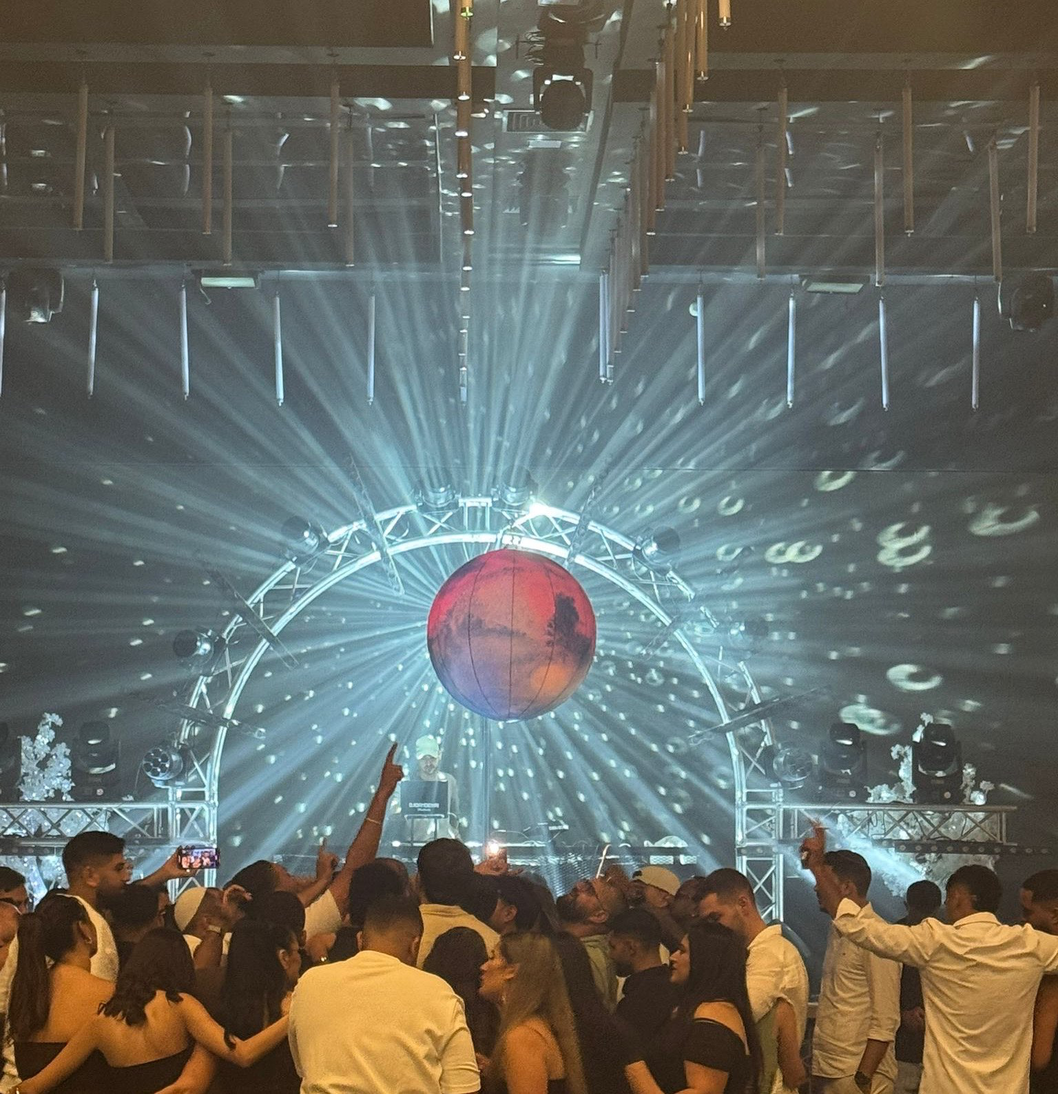 כדור מארס להשכרה