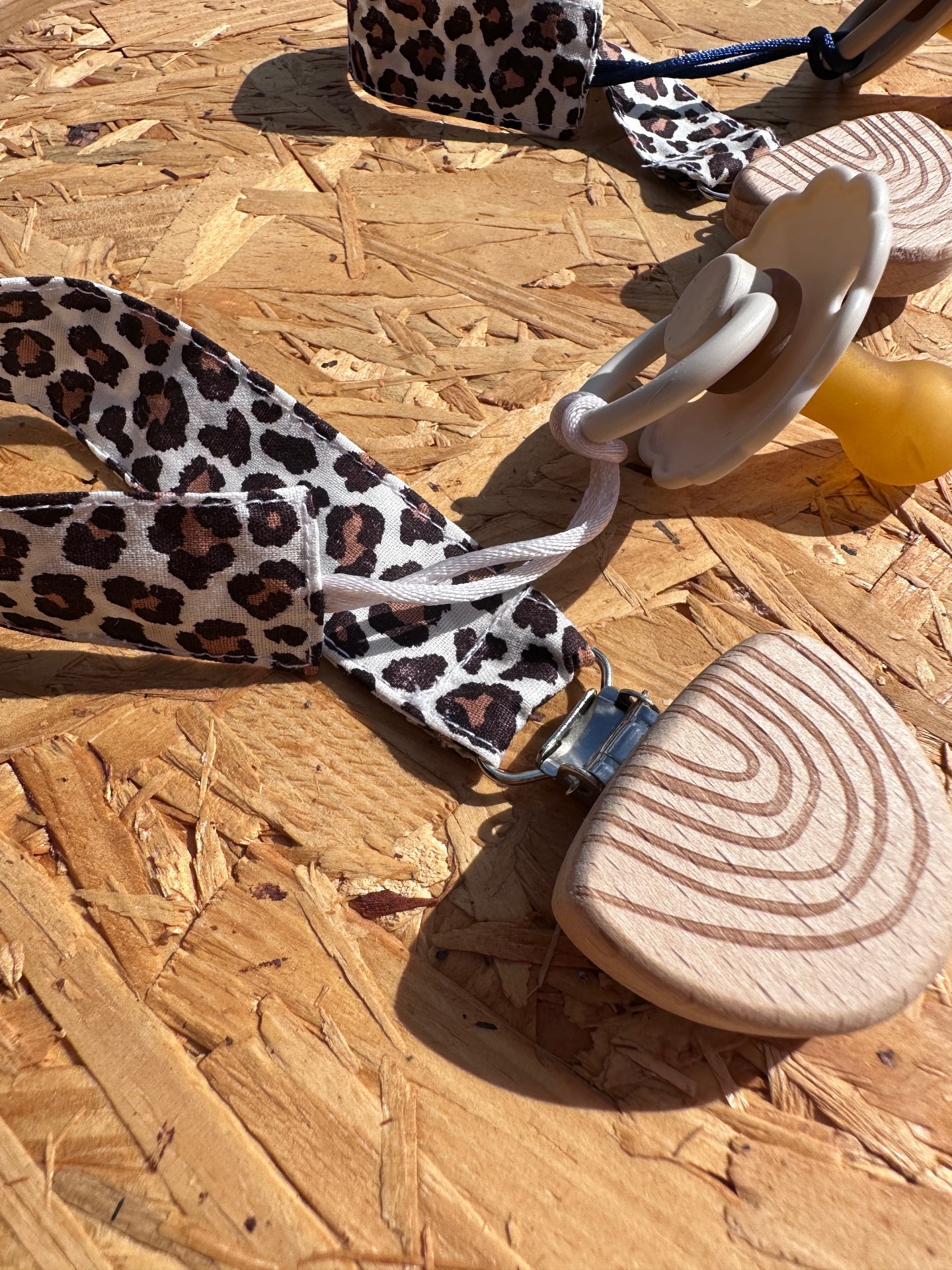 מחזיק מוצץ מנומר