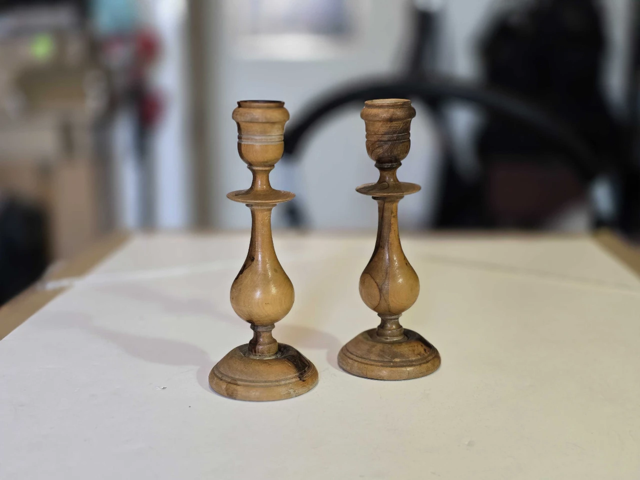 זוג פמוטים ישראלים עשויים עץ זית מצב טוב סימני גיל ושימוש קלים גובה: 15 ס"מ