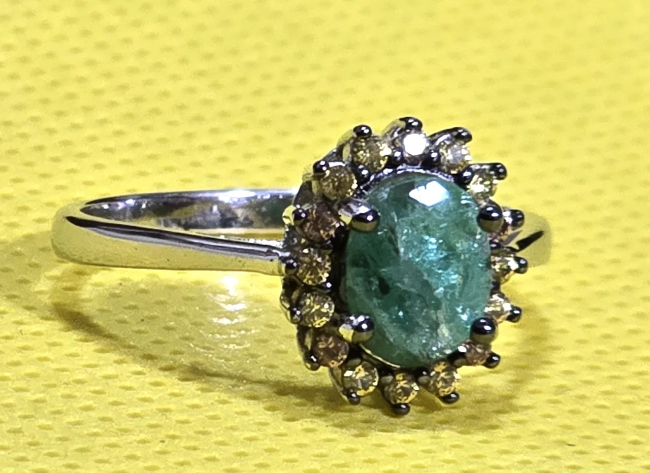 טבעת כסף 925 חתומה ובמרכזה אמרלד ירוקה ומסביב זרקונים מידה 7.5