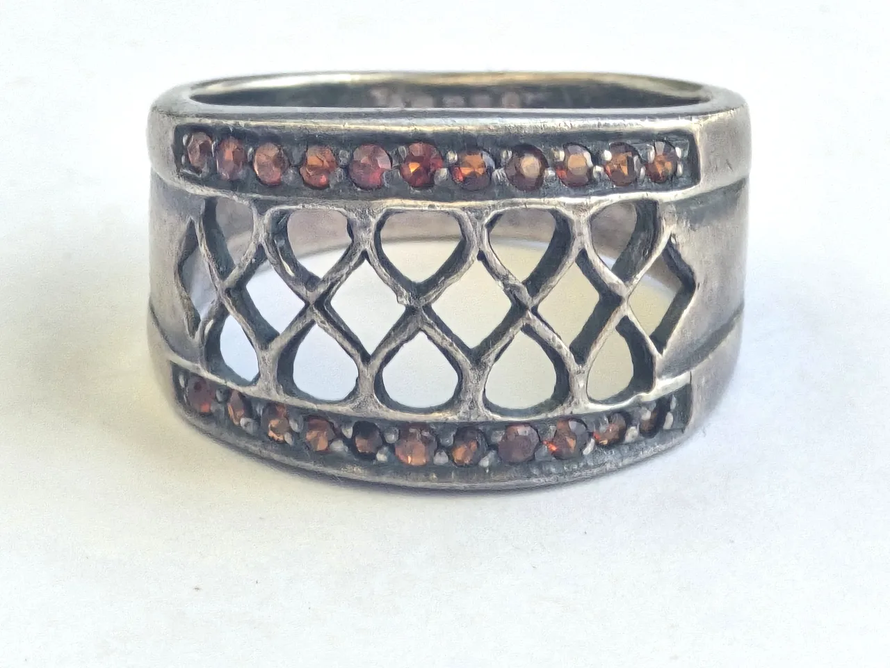 טבעת וינטאג' כסף סטרלינג 925 משובצת באבני גרנט, גודל: 10, רוחב למעלה: 1.4 ס"מ, משקל: 8 גר'.