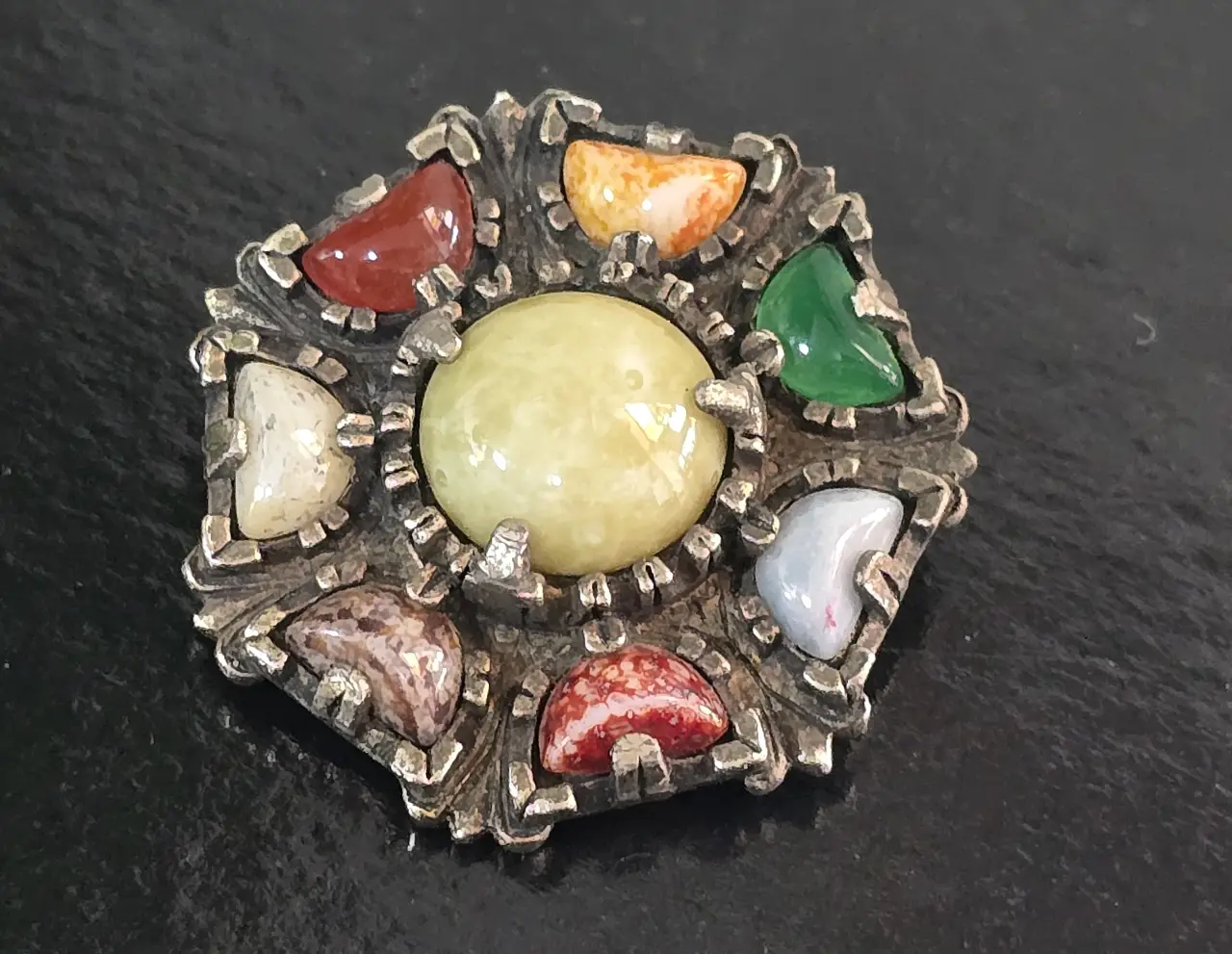 סיכה אנגלית גדולה יפהפיה ומסיבית, וינטג', משובצת באבנים צבעוניות מלוטשות