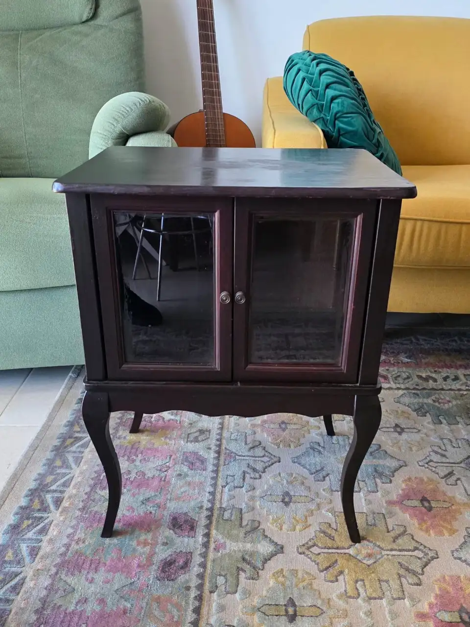 שידה משגעת שוודית עם דלתות זכוכית