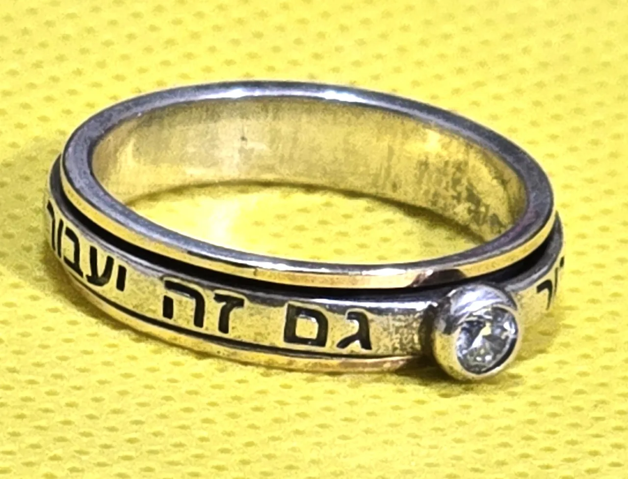 טבעת ספינר חותם שלמה מכסף 925 משולב זהב מלא חתום 9K משובץ באבן זירקון טבעת מסתובבת עם הכיתוב גם זה יעבור משקל 4 גרם מידה 9 USA רוחב 0.5 ס"מ מצב חדש לא היה בשימוש