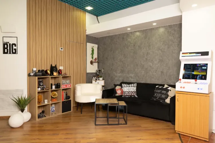 השכרת חלל צילומים לתוכן לעסקים - חבילה הכוללת עד 5 שעות צילום עבור 10-8 סרטונים ריליס כולל עריכה וכתוביות