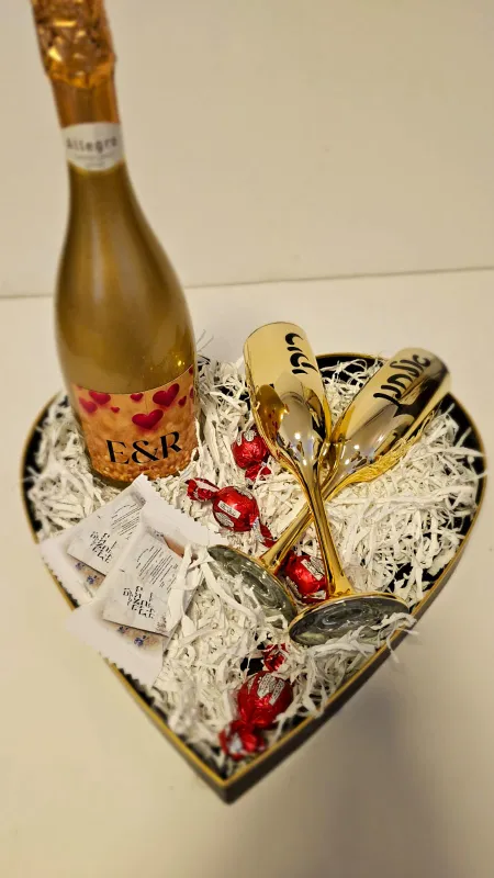 מארז יין מוגז ו2 כוסות שמפניה