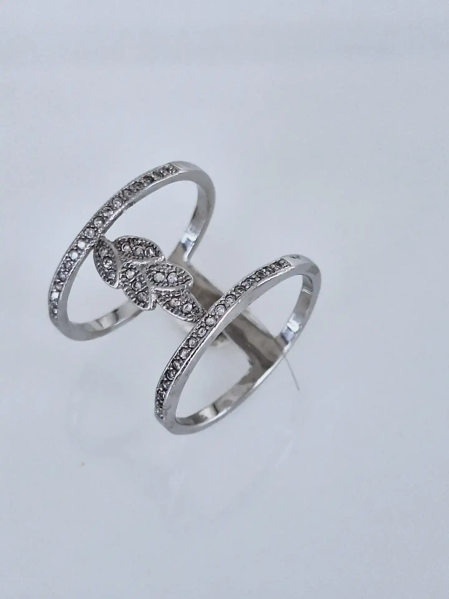 טבעת כסף - טבעת עלים משובצת