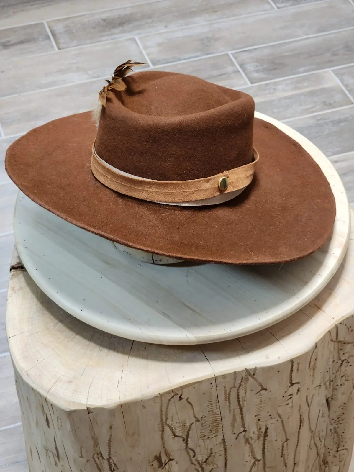 כובע לבד – שילוב מושלם של אלגנטיות ואיכות בעבודת יד