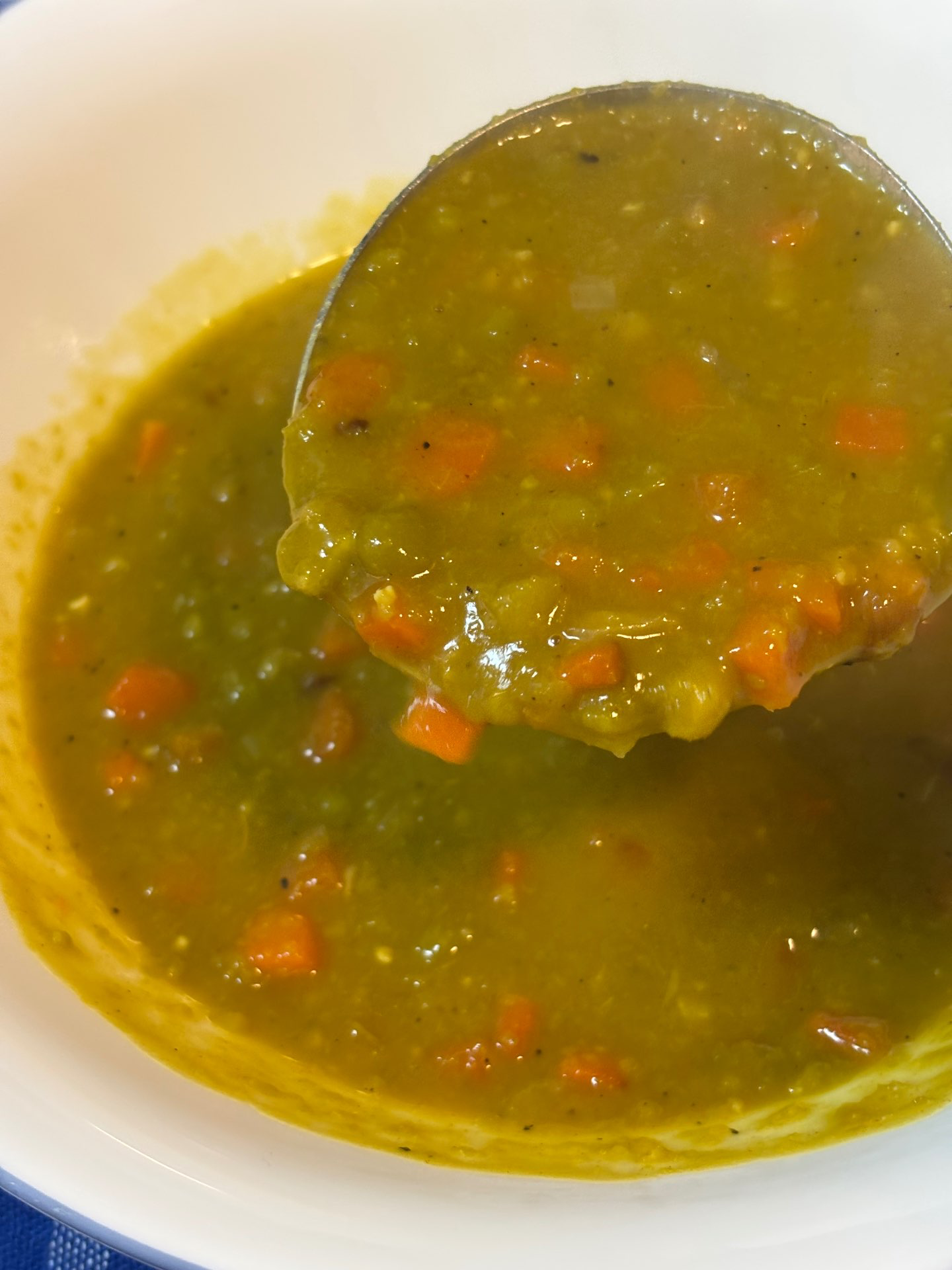 מרק אפונה עשיר ומנחם 