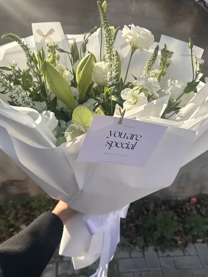 זר פרחים לבן