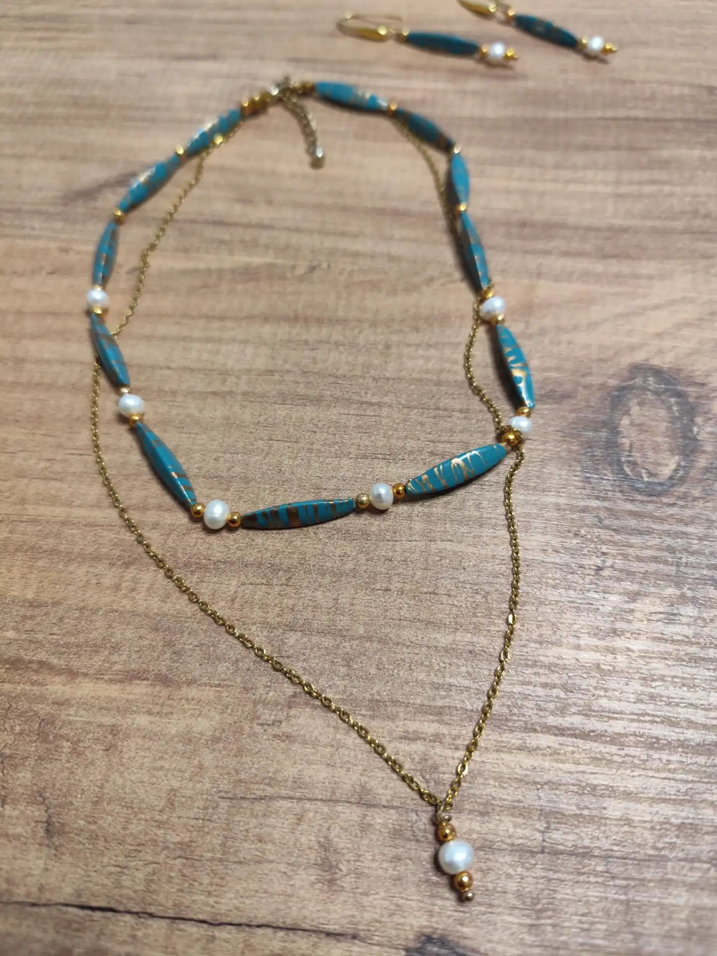 שרשרת כפולה עם עגילים חרוזי טרמופלסיק בשילוב פנינים אמיתיות