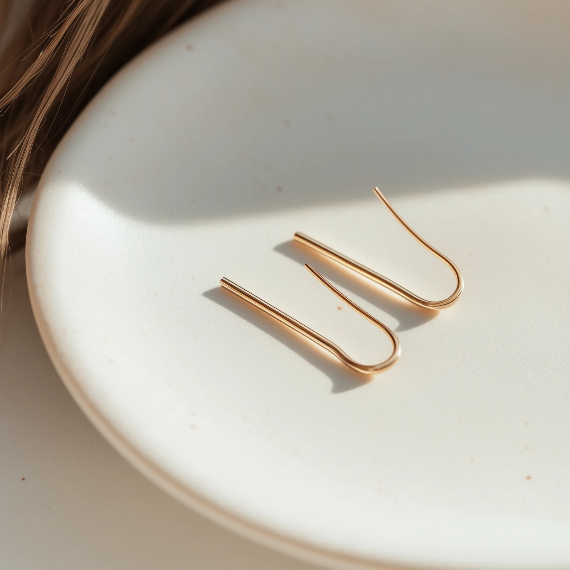 עגילי זהב ״גל נובו״ – עיצוב מינימליסטי בעבודת יד