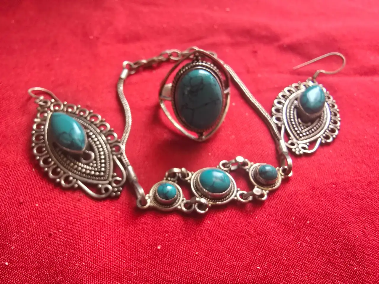 סט של צמיד כסף 925 חתום אם שלושה אבני תורכיז וטבעת כסף 925 חתום ובנוסף זו עגילים מממים מידת הטבעת 8.5