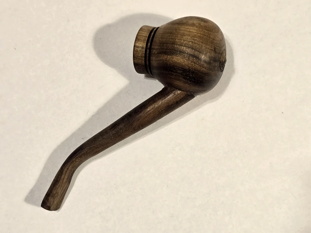 Pipe מקטרת מגולפת מעץ מלא בעבודת יד. Pipe מקטרת מגולפת מעץ מלא עבודת יד. מצב כחדש, לא היתה בשימוש. אורך - 11 סמ