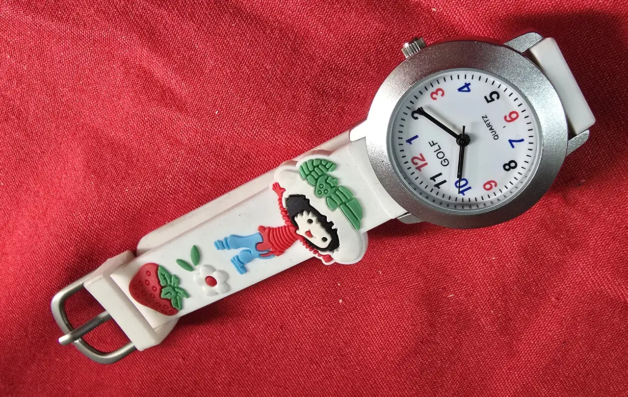 שעון ילדים GOLF WATER RESISTANT צריך סוללה השעון נמכר ללא אחריות AS IS כל השעונים מקוריים מחנות ולא היו בשימוש רוב השעונים עם כיסוי פלסטיק מגן