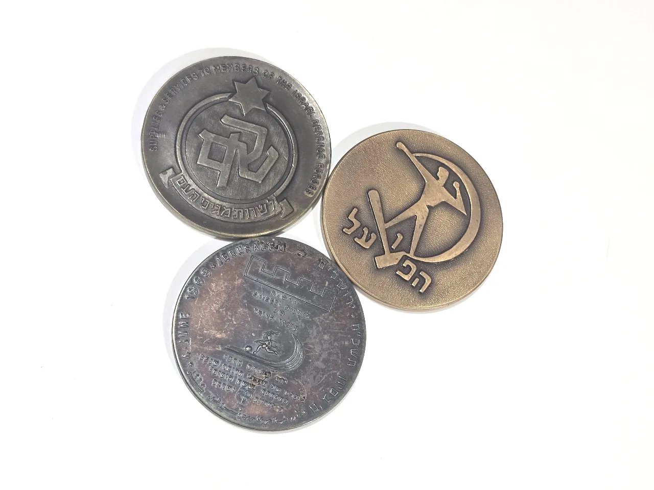 3 מדליות ברונזה ישראליות: ירושלים עיר השלום (כנס עובדי הדואר), שירותי השק"ם וכינוס הפועל.