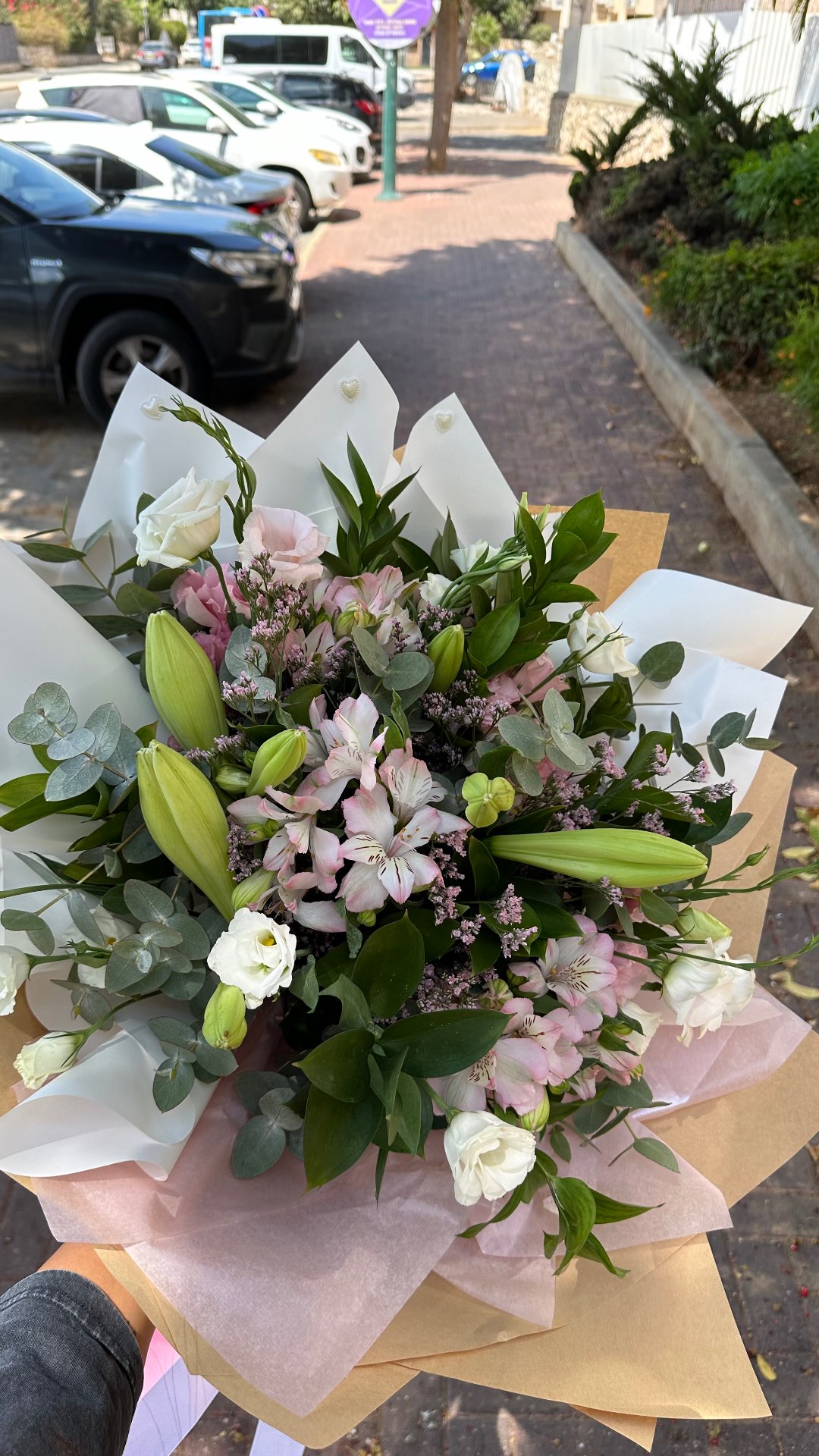 זר פרחים שושן