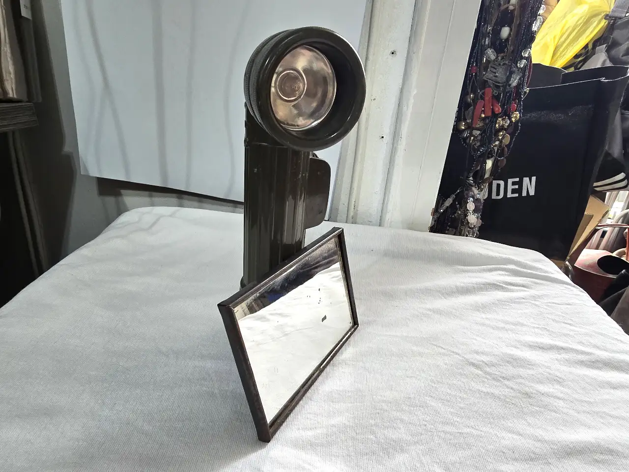 פנס צבאי אטום למים ומראת שטח צבאית וינטאג תוצרת הארץ חתום מאחור פריטים מיוחדים ונוסטלגים במצב מצויין גובה הפנס 20 ס"מ.