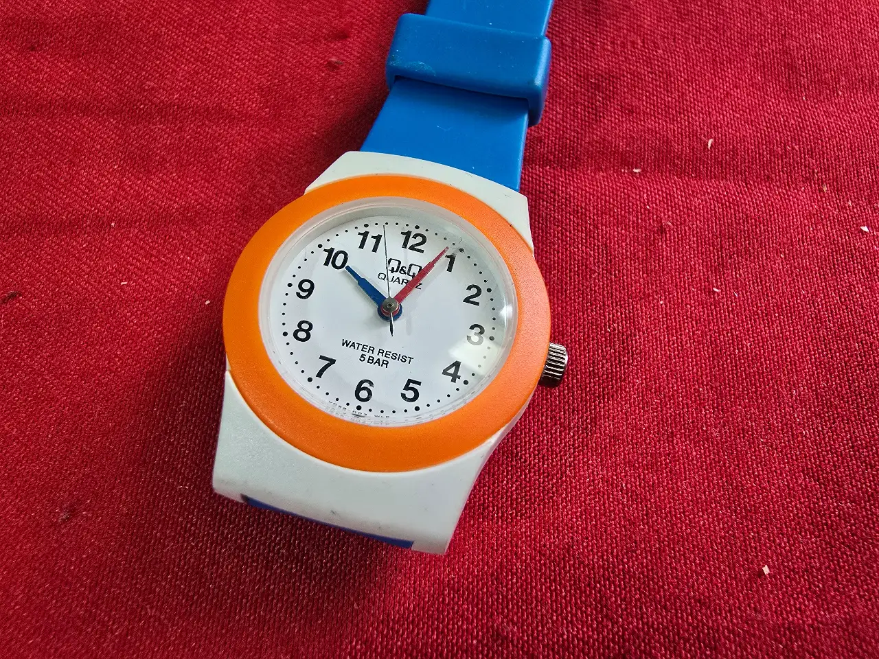 שעון ילדים Q&Q  WATER RESISTANT צריך סוללה השעון נמכר ללא אחריות  AS IS  כל השעונים  מקוריים מחנות ולא היו בשימוש רוב השעונים עם כיסוי פלסטיק מגן