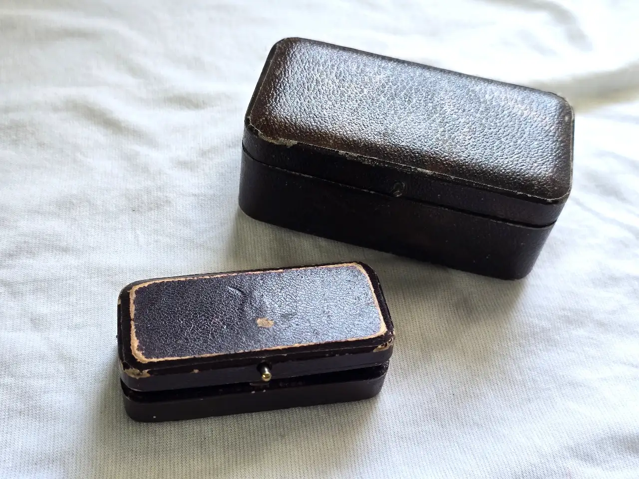 זוג קופסאות קטנות לתכשיטים מעטפת דמוי עור ישנות עד עתיקות הקופסאות מרופדות בפנים מידות הגדולה 9\4\4 ס'מ .המידות של הקטנה 7\3\2 ס'מ