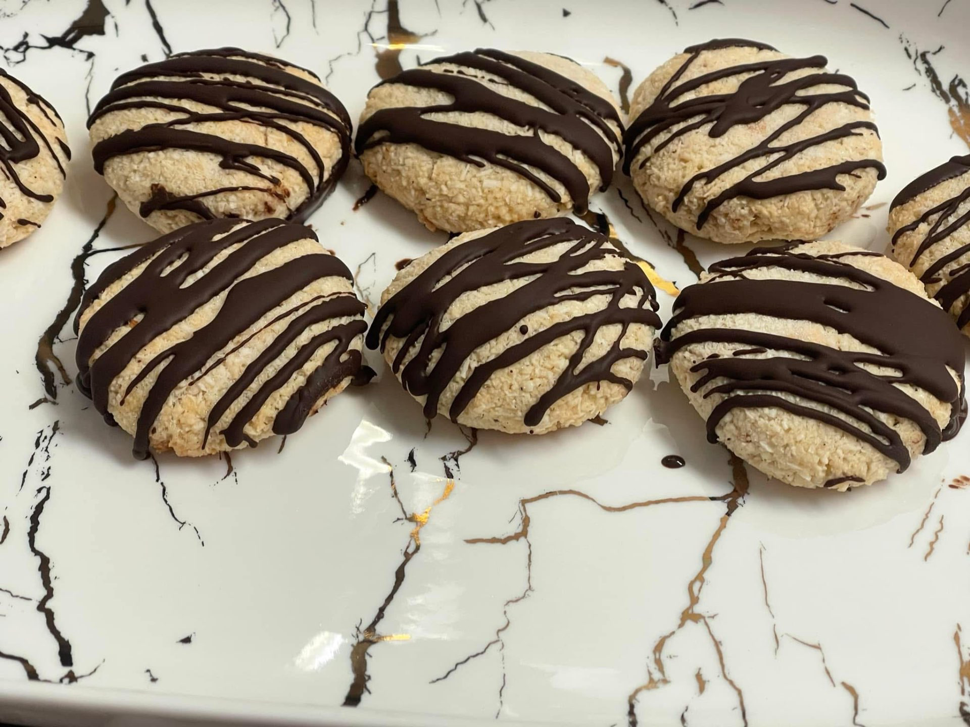 עוגיות קוקוס בזיגוג שוקולד