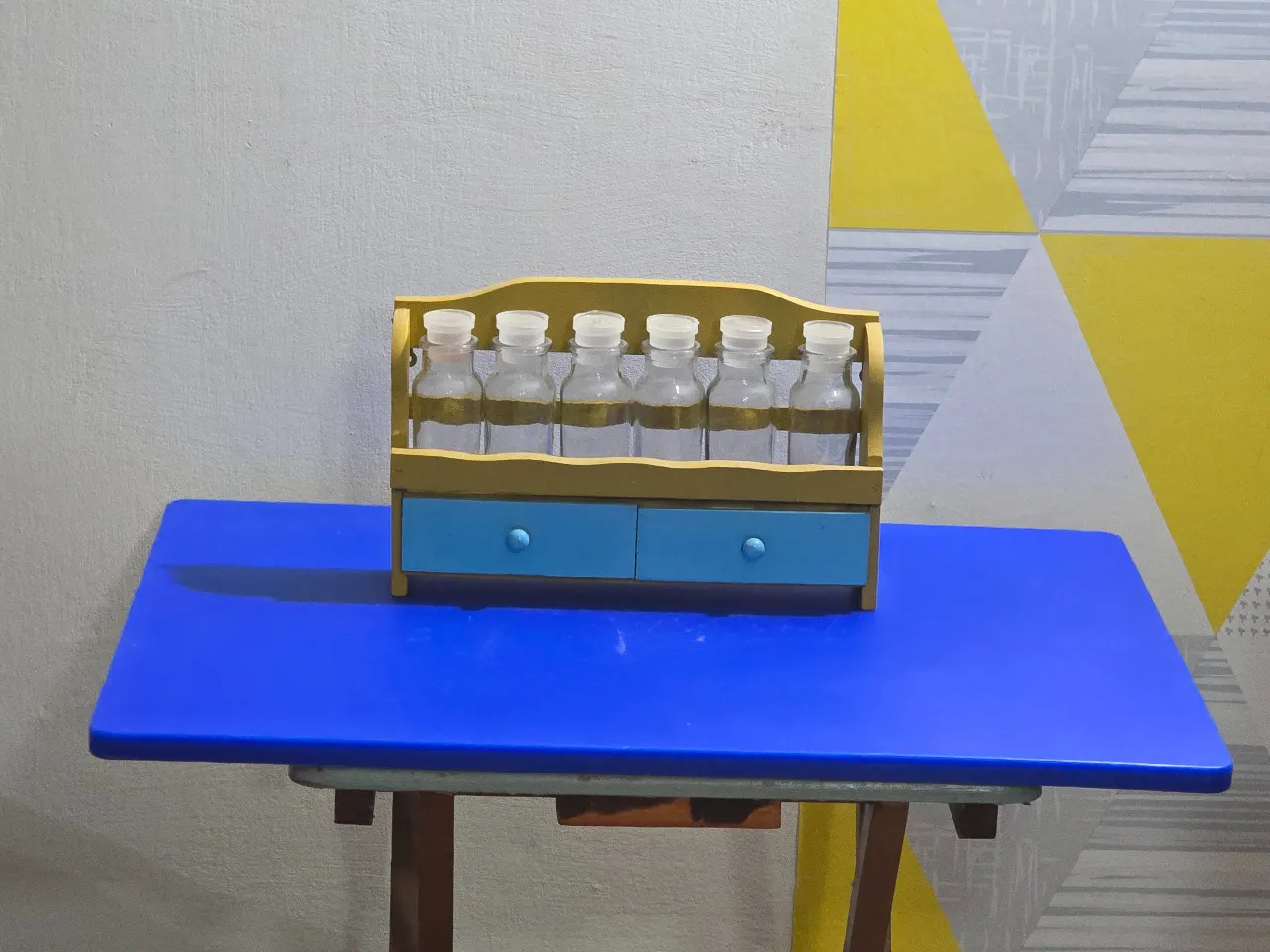 מתלה של פעם לבקבוקי תבלינים עשוי עץ  כולל 6 בקבןקי זכוכית לתבלינים . גובה בקבוקון  - 10 ס"מ