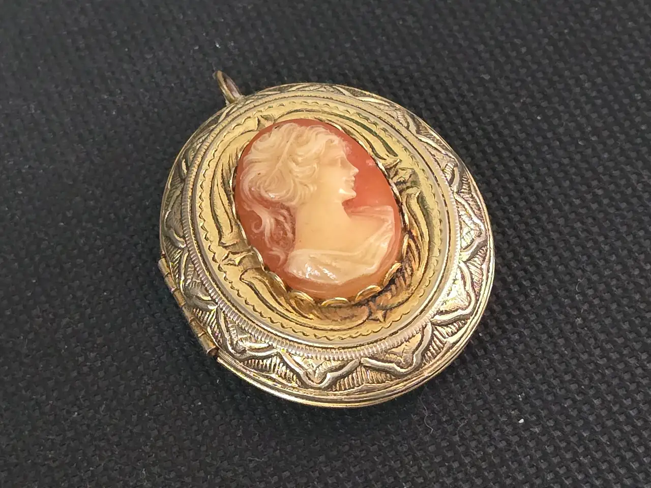 תליון לוקר אובלי ממתכת עם עיטורי קמאו מידות 4X5 ס"מ עובי 1.5 ס"מ ציפוי זהב