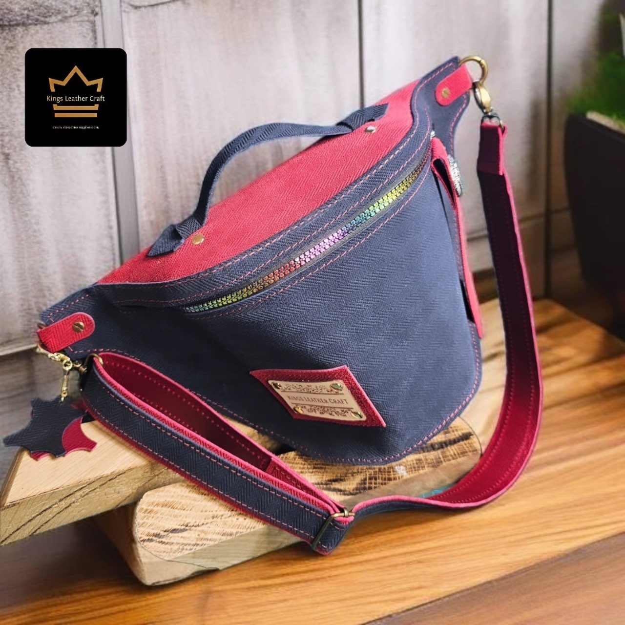 תיק מעור מיוחד בשילוב צבעים כחול ג׳ינס ואדום