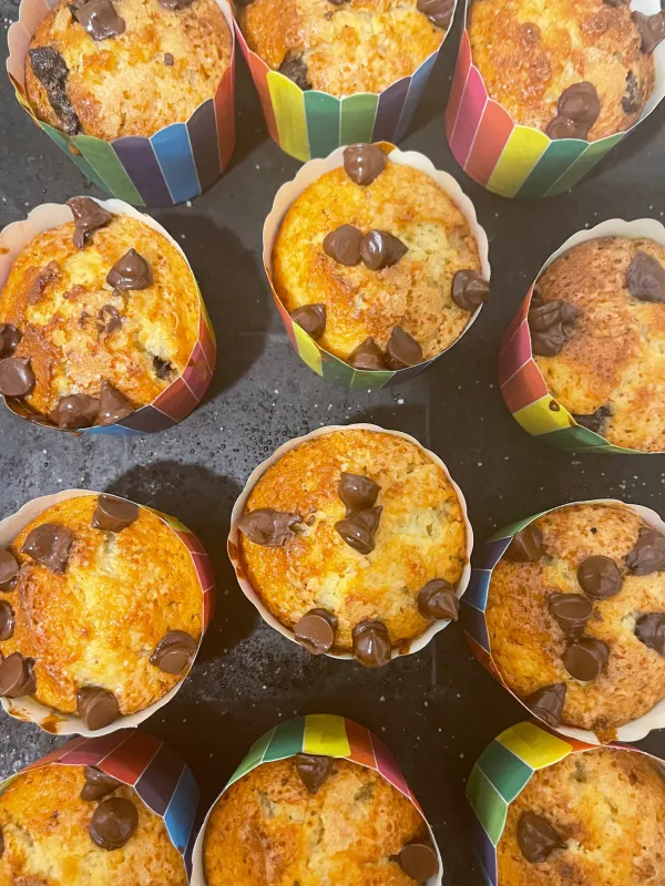 6 chocolate chip muffins