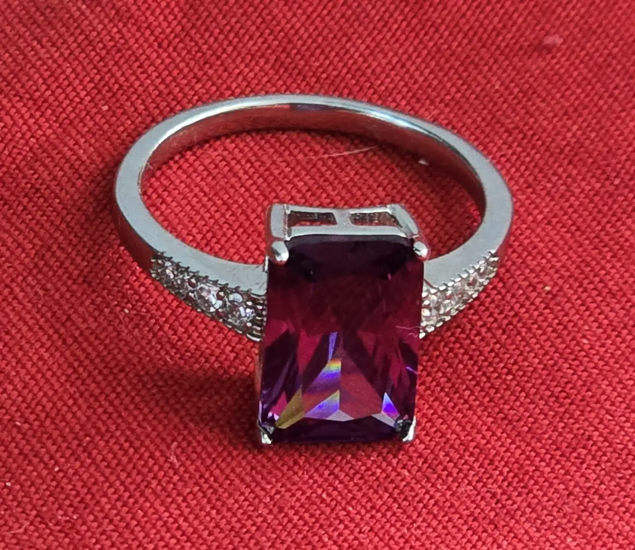 טבעת כסף 925 חתומה מידה 8 שבוץ אבן אמטיס ובשני צידי האבן זרקונים קטנים