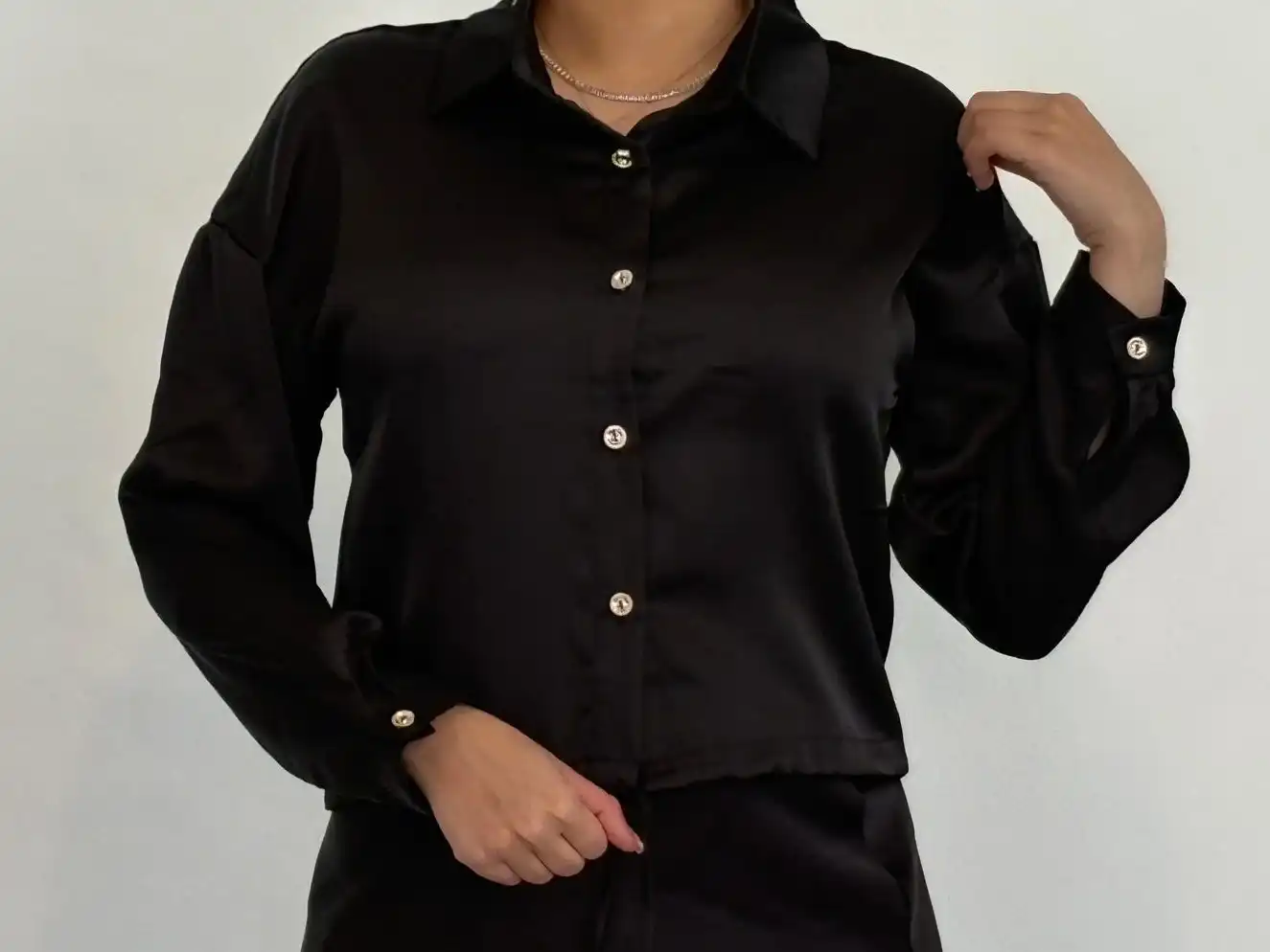 חולצת סאטן שחורה