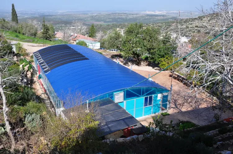 בריכה מחולקות לנשים גברים