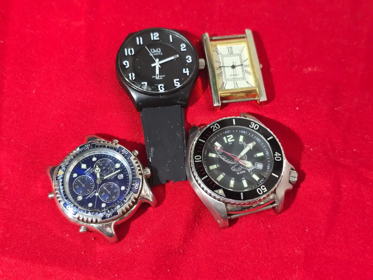 לוט של 4 שעונים כבתמונה לא נבדקה תקינות לאספנים