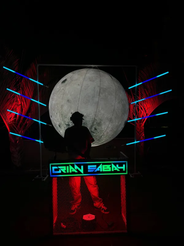 מייצג תפאורה מתנפח בצורת ירח כולל תלייה על קשת בגובה 3 מטרים