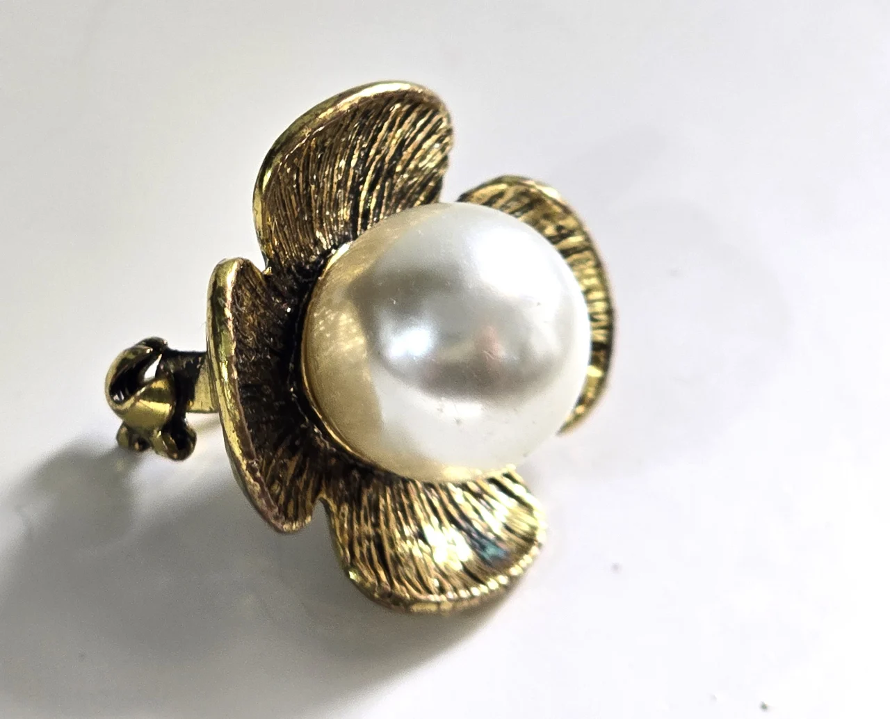 סיכת פנינה ופרח וינט'ג אופנתית